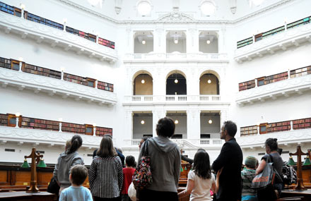 Family groups on a library tour © Carla Gottgens Family groups on a library tour © Carla Gottgens