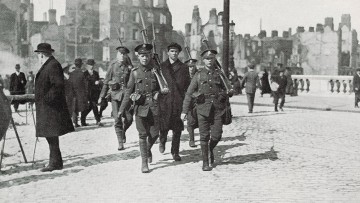 Photo of a Sinn Fein prisoner being conveyed to the castle 