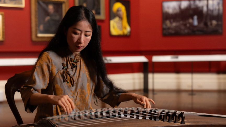 Mindy Meng Wang playing guzheng at State Library Victoria